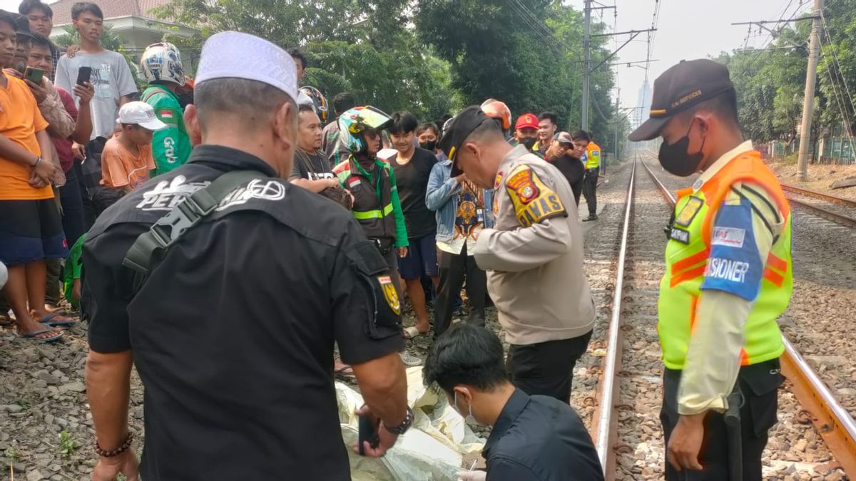 Just In Front Of His Friend, A Middle-aged Woman At Patal Senayan Desperately Crashed Into The Train