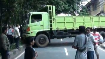 Truk Angkut Puing Tabrak Trotoar Pembatas, Jalan Kolonel Sugiono Jakarta Timur Dialihkan