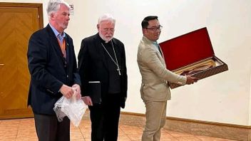 教皇フランシスコ、リドワン・カミルにクジャン家宝の記念品を贈る:それは強さの象徴です、私はすぐに癒しますように
