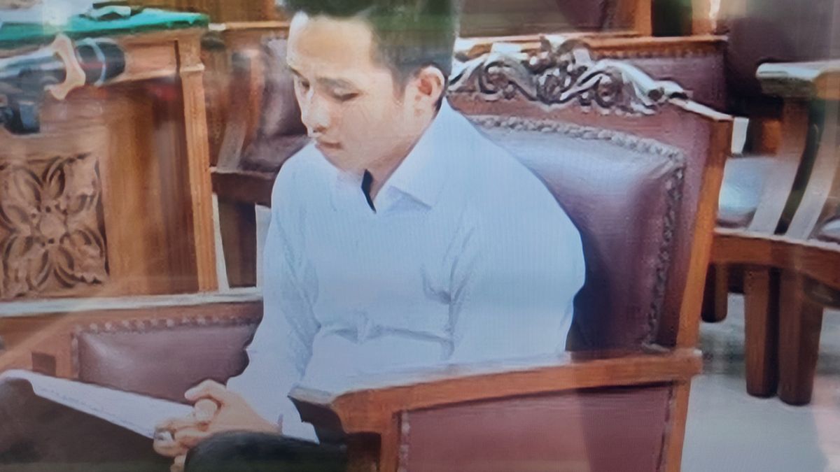 Selama Sidang, Bharada E Genggam Tangan Sendiri, Sesekali Baca Berkas Dakwaan