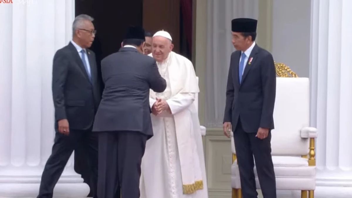 En arrivant au palais de Jakarta, Jokowi présente le président élu Prabowo au pape François