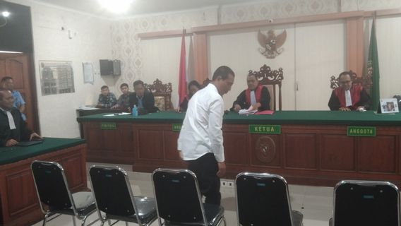 Nyoman Sukena, un gardien de Landak à Bali, est poursuivi en liberté