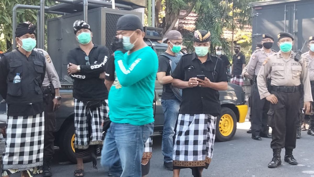 Pecalang Turun Gelanggang Bantu Polisi Amankan Demo di Bali