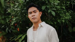 Keberanian untuk Melepaskan dari Cakra Khan Hadir lewat Video Musik <i>Tak Sejalan</i>