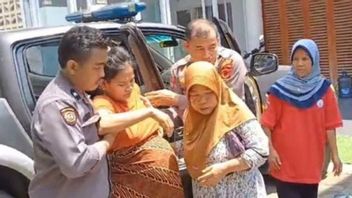 Parung Police Members Help Women Almost Give Birth On The Road