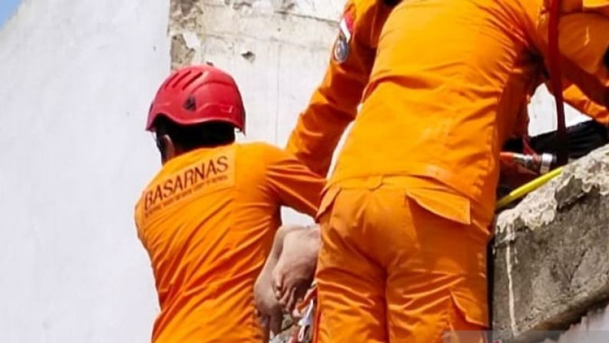 Basarnas Evakuasi 2 Korban Bangunan Ambruk di Palembang