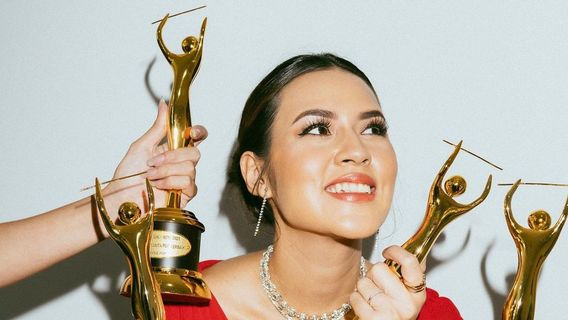 Boyong 4 Piala di AMI Awards 2021, Intip Potret Raisa yang Anggun Kenakan Gaun