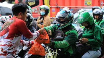 Solidaritas di Aspal Tomang: Hangatnya Sore Saat Komunitas Motor Klasik dan OT Group Berbagi Takjil