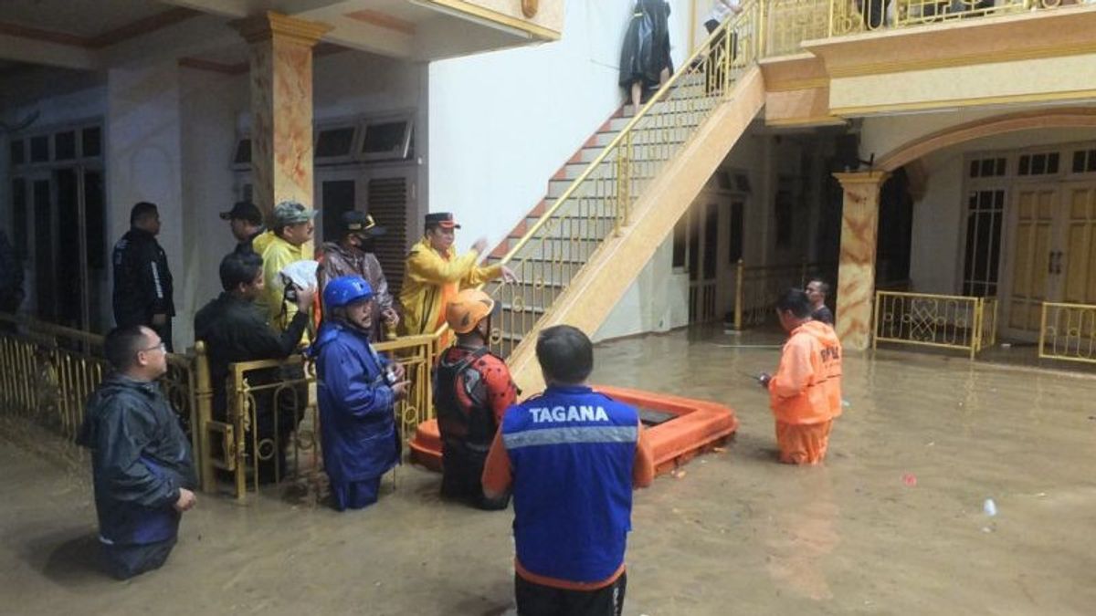 Jember Regent's House Flooded Due To Flooding Of The Kalijompo River