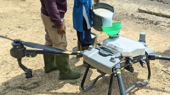 Helping Farmers Against Pests, Halo Robotics Dedrikan Agricultural Drone DJI Agras