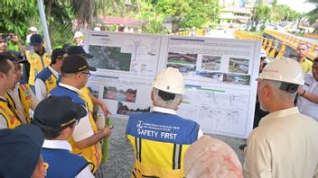 Les gouverneurs de la PUPR Examiner le développement du péage Padang-Sicincin