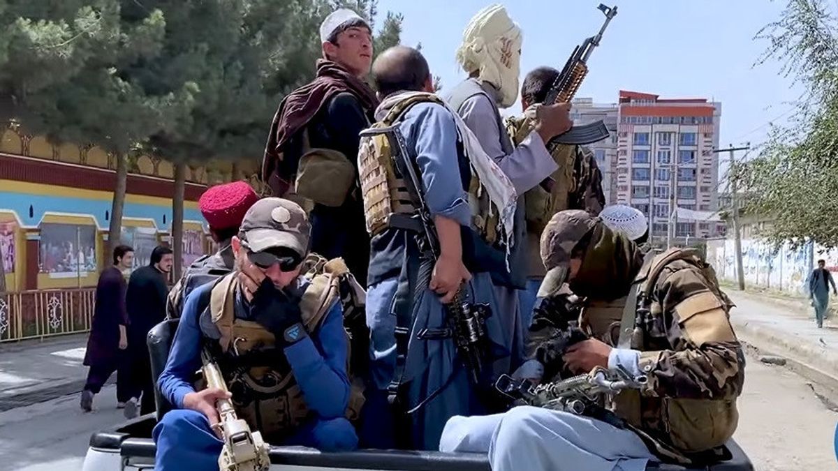 塔利班禁止成员在游乐园穿制服和穿枪