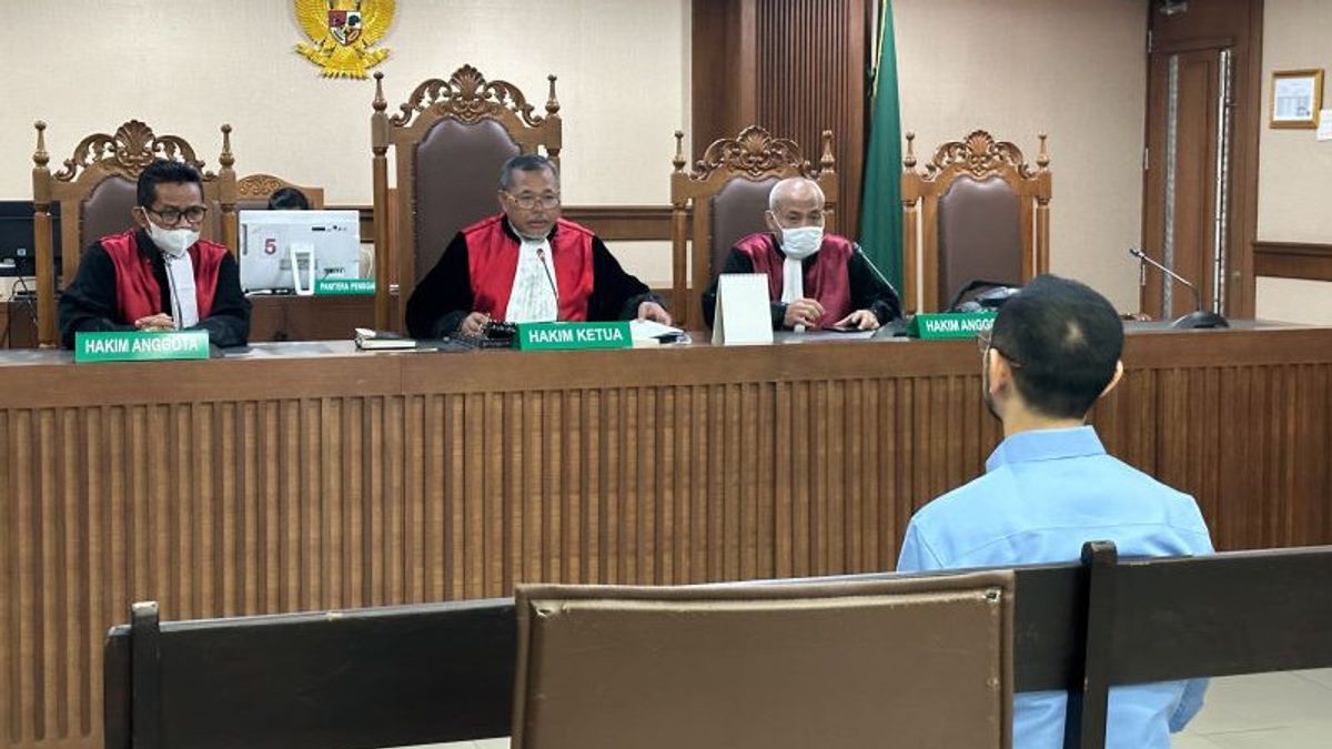 マカッサル税関の元長官アンディプラモノの例外を拒否する裁判官589億ルピアの満足の被告