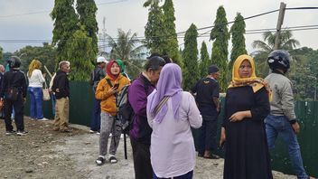 今天早上，Ridwan Kamil的妻子访问了Eril在Cimaung的预期埋葬地点
