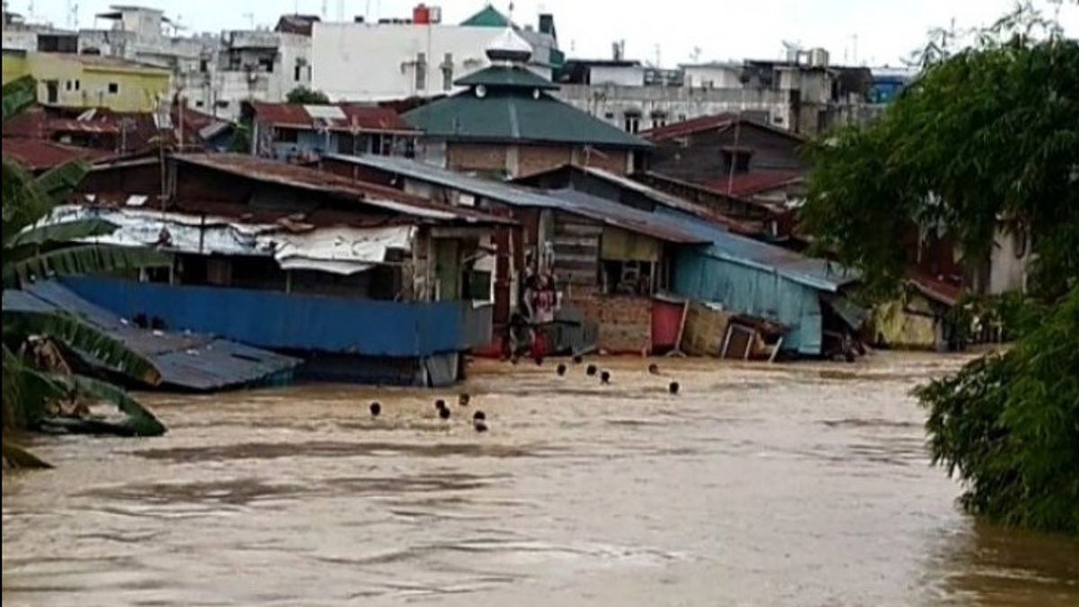 Flash Floods Hit Parapat Sumut, Road Access Paralyzed