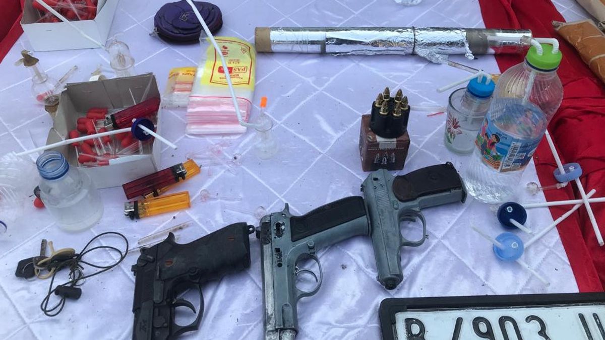 大麻,冰毒,大猩猩烟草,气枪,枪弓和萨贾姆武器,全部警察从甘榜巴哈里运送