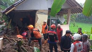 Tebing 7 Meter Timpa Rumah Warga di Sukabumi, Bapak dan Anak Tertimbun Longsor di Tengah Guyuran Hujan