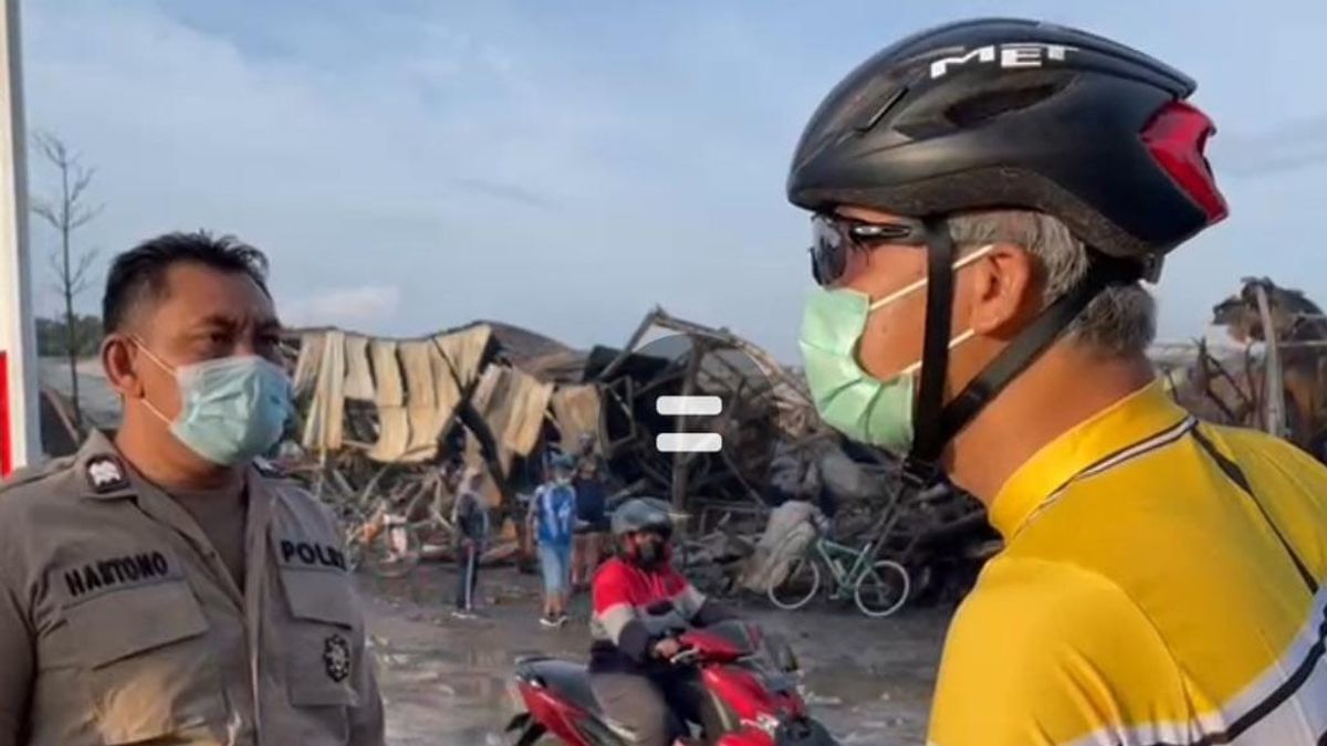 Early In The Morning While Riding, Ganjar Pranowo Checks Johar Market Which Is Burned Out