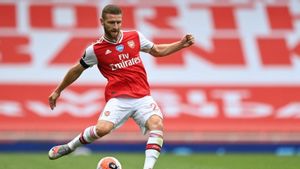 Pemangkasan Skuat Arsenal Terus Berlanjut, Shkodran Mustafi Dilepas ke Schalke 04