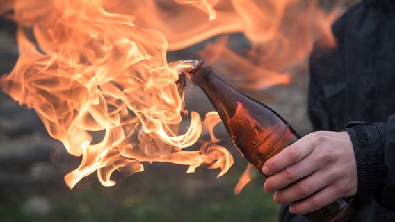 モロトフ石を投げる中学生、学校に真犯人コミュニティ、いじめの被害者