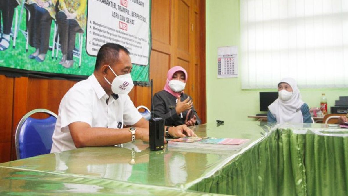  Wawali Surabaya Rencontre Kepsek Qui A Offensé Le Gardien Des « vêtements Pauvres Kok Necis » En Demandant Des Uniformes Gratuits
