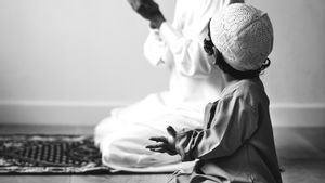 Bunda Wajib Tahu! Bolehkah Shalat Sambil Gendong Anak Saat Tidak Ada yang Membantu?