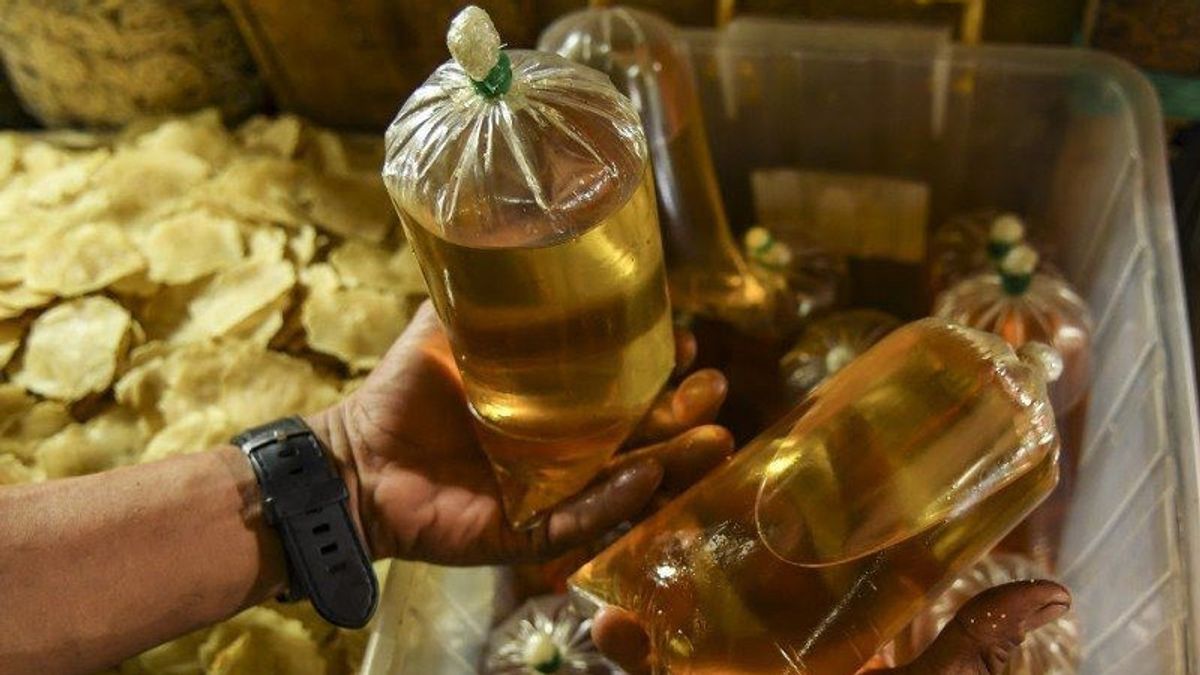 Police Found 2 Agents Selling Bulk Cooking Oil Of IDR 265 Thousand/15 Kg In Jakarta