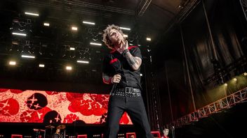 ビリー・ジョー・アームストロングは、グリーンデーよりもオアシスという曲を演奏することを好む観客に腹を立てました