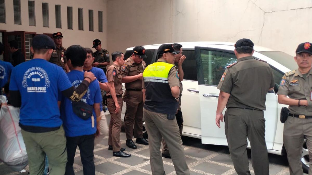 Execution Of Luxury Residentials In Menteng Gets Resistance, Officers Break The Door