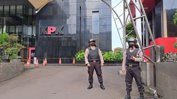 KPK Security Personnel Use Bulletproof Vests After the Suicide Bombing at the Astanaanyar Police