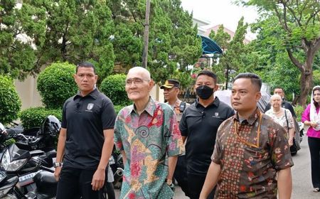 Wapres ke-6 Try Sutrisno Ikut Pemungutan Suara Ulang di TPS 043 Menteng