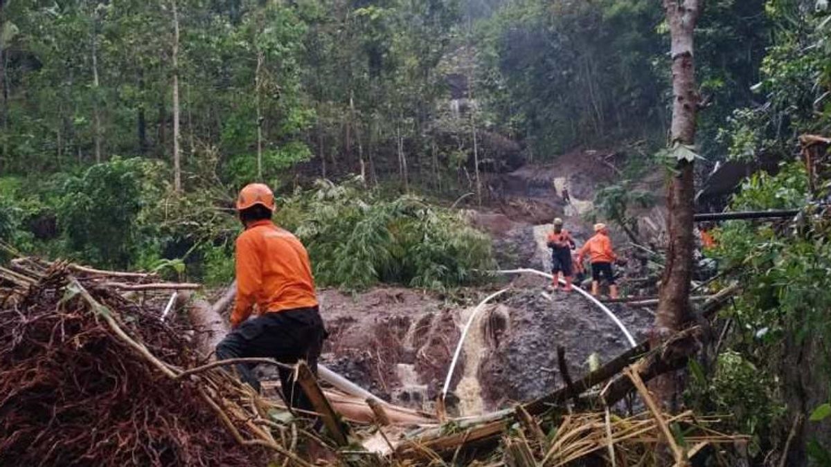 Hujan Deras Akibatkan Banjir dan Longsor di Dusun Kenalan Borobudur