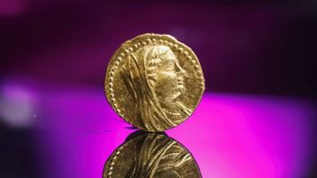 Arkeolog Temukan Koin Emas Langka Bergambar Ratu Mesir Kuno
