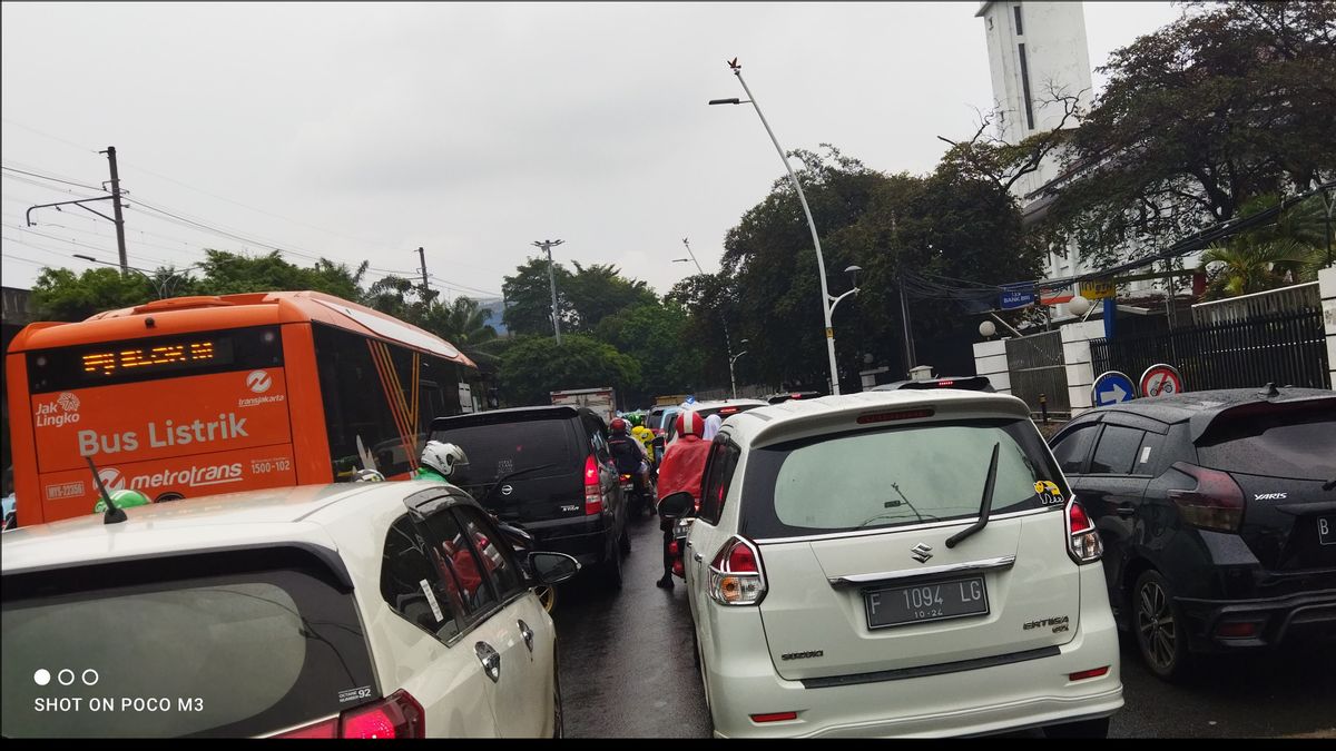 BEM SI BBM Demo、Istiqlal Mosque周辺の道路セクション、モナス地区の影響 完全に窒息