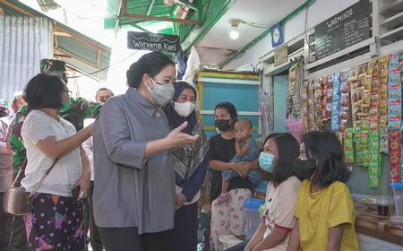 Puan Maharani Blusukan ke Gang Sempit di Tambora Bagikan Sembako Sambil Pantau Vaksinasi