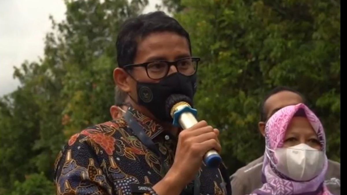 Berkunjung ke Candi Borobudur Harus Pakai Sandal 'Upanat', Sandiaga: Bantu Hidupi UMKM