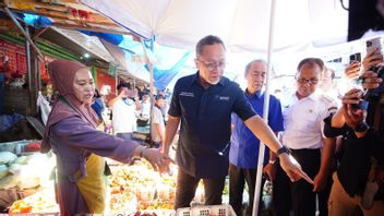 Traders Talk To Zulhas About High Egg Prices At Tambun Bekasi Market