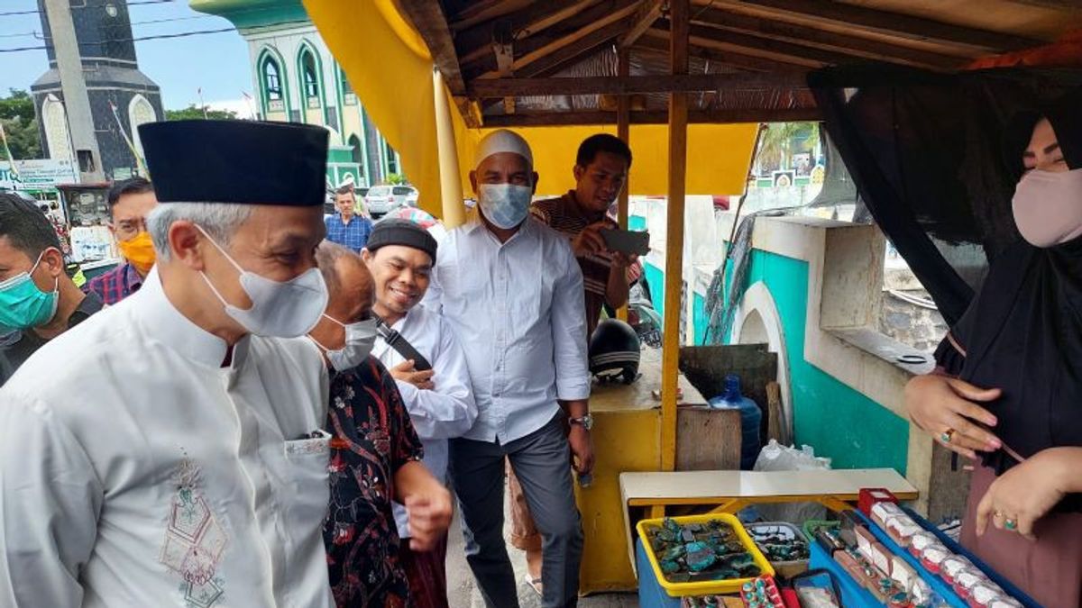 Coming To North Maluku, Ganjar Pranowo Buys Bacan Stone For IDR 1.3 Million