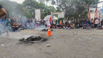 Mahasiswa Unismuh Makassar Bajak Kontainer, Bakar Ban dan Hamburkan Batu Blokir Jalan
