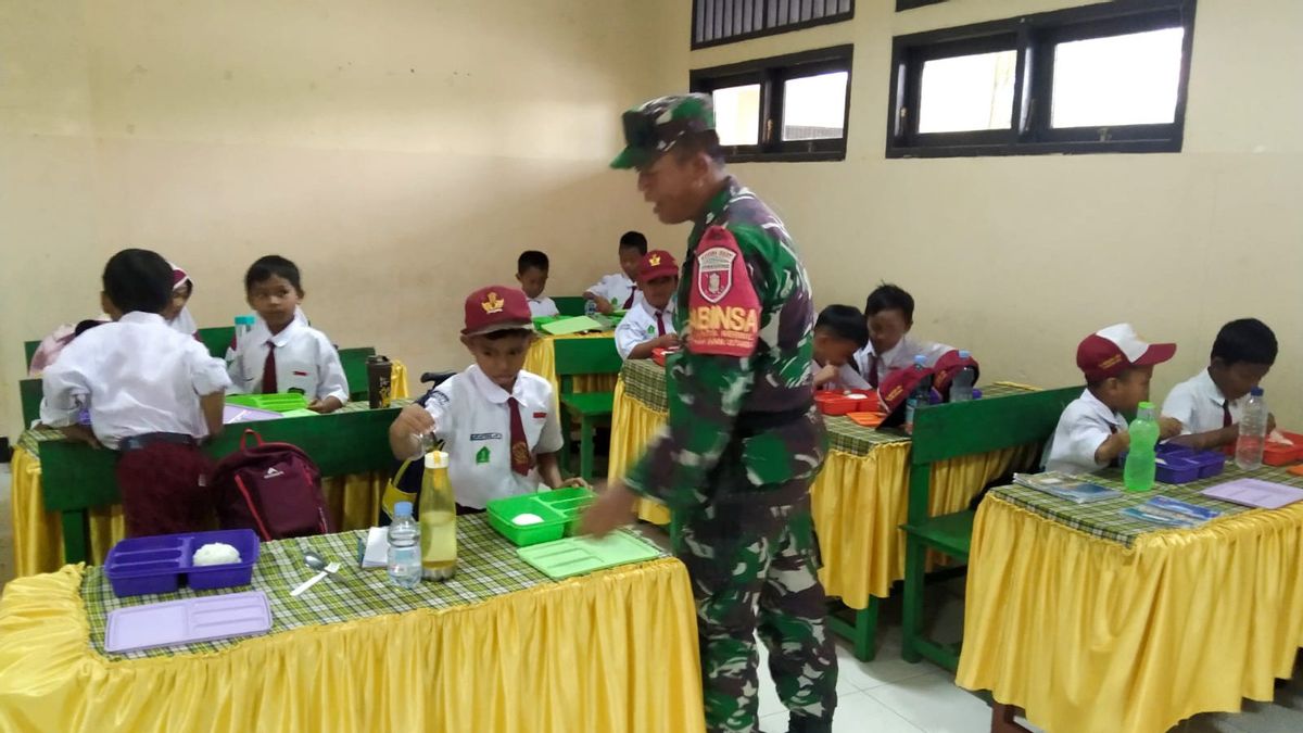 Sukeskan Program Makan Bergizi Gratis,Babinsa Kodim 0907/Trk Dampingi Pendistribusian        