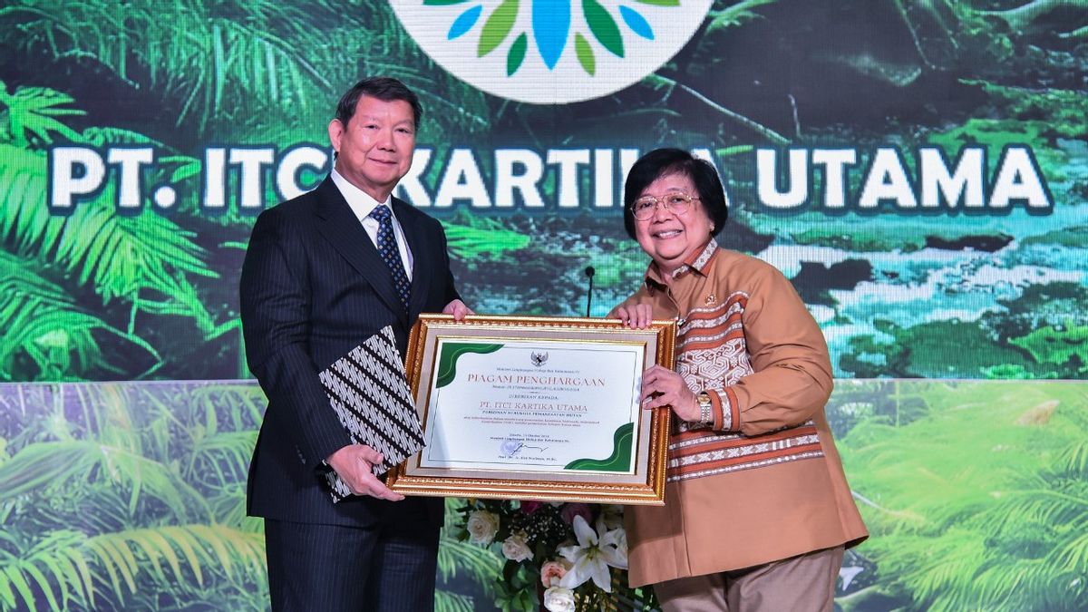 Minister Of Environment And Forestry Siti Nurbaya Awarded ITCIKU Award