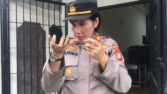 Visiting The South Jakarta Metro Police, Dewi Perssik Creates A Report On The ITE Law