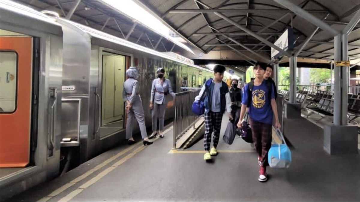 The Number Of Long-distance Train Passengers Increases During The Long Eid Holiday In Surabaya