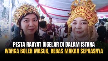 People's Party In The Presidential Palace Complex Filled With Street Vendors, Residents Are Free To Eat As Much As Possible