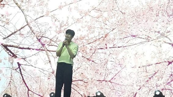 In Front Of Fans, Kim Seon-ho Confesses Always Nervous When He Sings