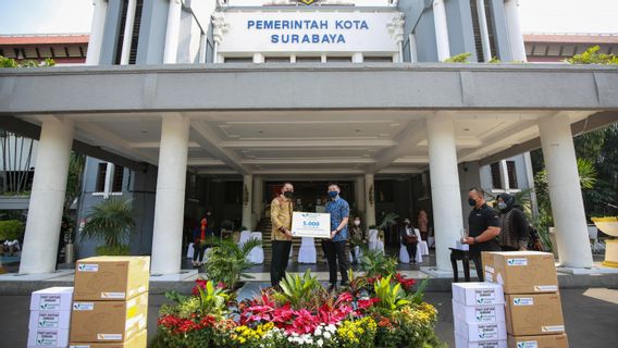 Le Maire De Surabaya, Eri Cahyadi, Reçoit Une Assistance Pour Des Emballages Alimentaires De Base Et Des Dispositifs Médicaux De Mayapada Healthcare Group