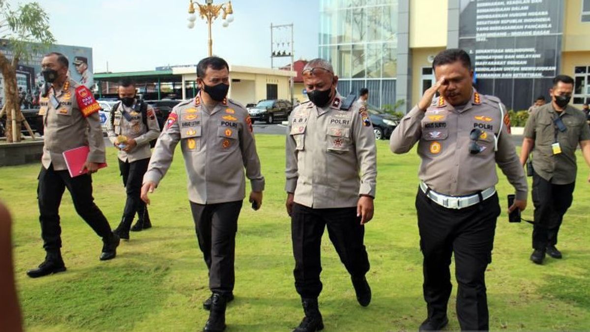 中爪哇地区警察杰明·拉林·索罗在开桑-艾里纳招待会上保持平稳