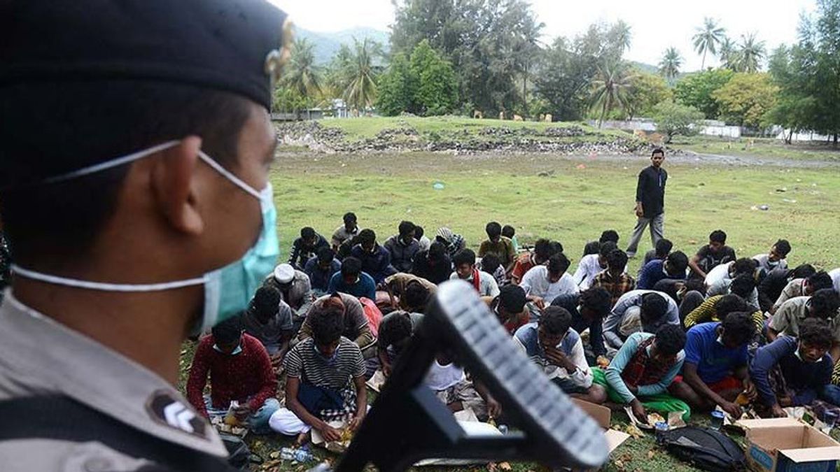 Aceh Police Cares For The Death Of Rohingya Immigrants