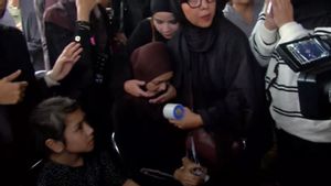 Pemakaman Gary Iskak Penuh Haru, Istri Lemas dan Genggam Anak-Anak