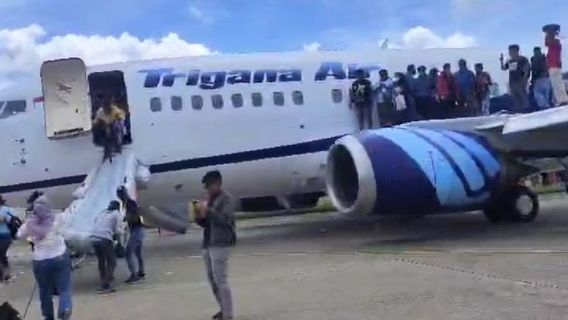 Panic Sparks, 4 Passengers Of Trigana Air Injured While Rescued From Emergency Window